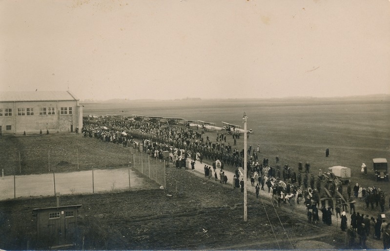 Tartu lennuväli: lennuväemajori Söödi ja veltveebli Sepa matus. Taga lennukid. 8.05.1931. Foto E. Kald.