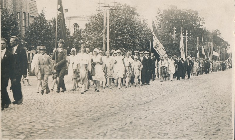 Tartu laulupäev: esiplaanil Valguta koor laulupeorongkäigus. 1920-1930