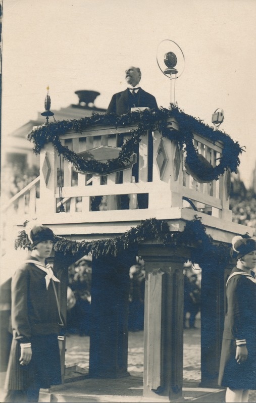 IX üldlaulupidu: dirigendipuldis kõneleb Jaan Tõnisson, juures gaidide auvalves. Tallinn, 1928.