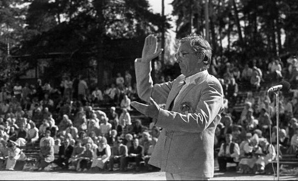 Fotonegatiiv. Vabariiklik naiskooride laulupäev Elvas 4. juulil 1993.  Dirigent Ants Sööt.