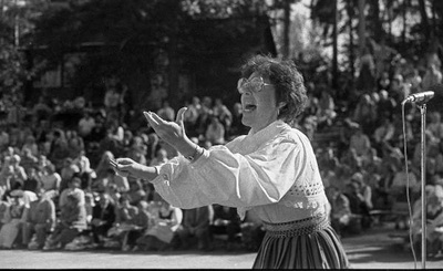 Fotonegatiiv. Vabariiklik naiskooride laulupäev Elvas 4. juulil 1993.  Dirigent Linda Kardna.  similar photo