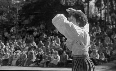 Fotonegatiiv. Vabariiklik naiskooride laulupäev Elvas 4. juulil 1993.  Dirigent Linda Kardna.  similar photo