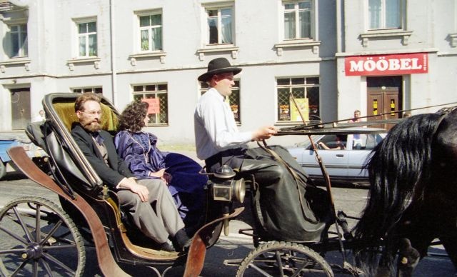 Fotonegatiiv. Tartu Laulupidu 1999.  Rongkäigu algus Peetri kiriku eest (Narva mnt). Hobuvankril Carl Robert Jakobson (Andres Dvinjaninov) ja Lydia Koidula (Liis Bender).