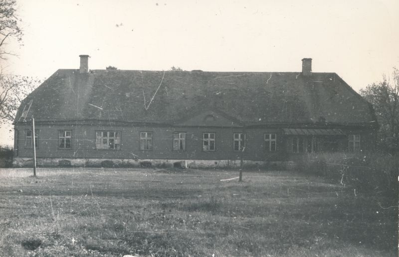 Photo. Main building of Rigulda Manor. Black and white. Located at Hm 5025.
