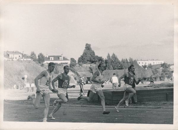 TRÜ staadion. Eesti ja Soome kergejõustikuvõistlused, meeste jooks. Tartu, 1963.