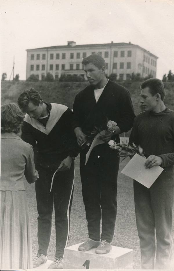 Koolinoorte spordivõistlused 1963a. Autasustamistseremoonia.