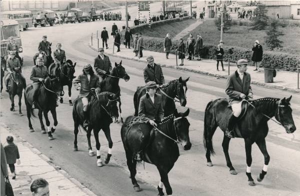 TÜ spordipäev 1968a. Ratsutajad rongkäigul.