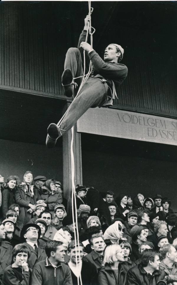 TÜ spordipäev 1968a. Alpinismi demonstratsioon.