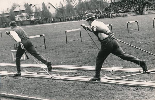 TÜ spordipäev 1968a. Demonstratsioonesinemine tehiskattega suusarajal.