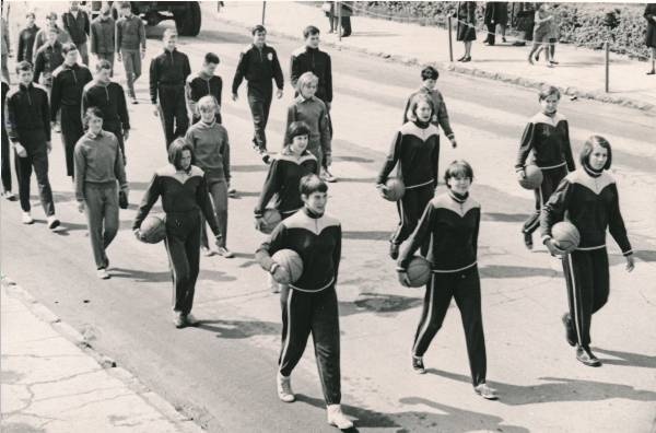 TÜ spordipäev 1968a. Vaade rongkäigule.