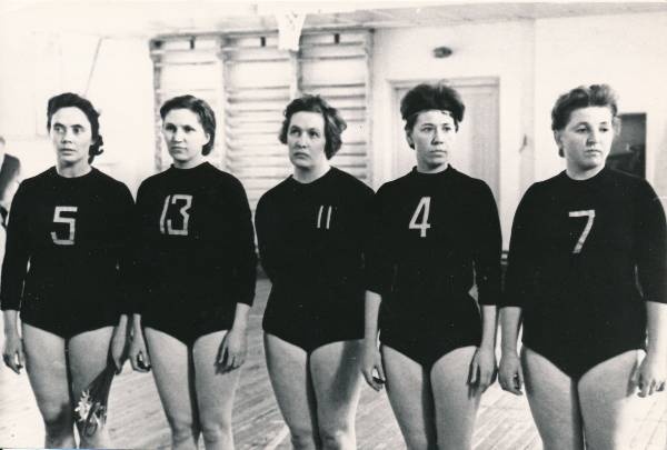 Sõpruskohtumine võrkpallis vanemuislastega 1965a.