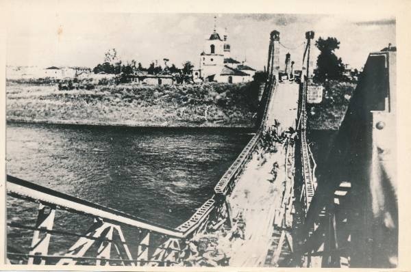 146 laskurdiviisi võitlejad rünnakul Velikaja sillale Ostrovi linnas.