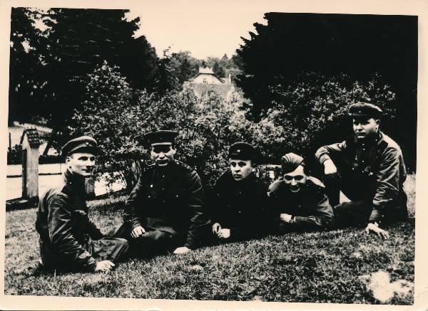 Grupifoto. 146 laskurdiviisi võitlejad pargis puhkehetkel.