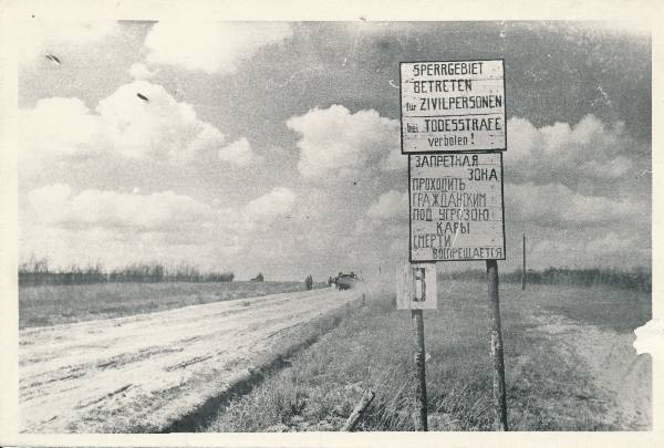 Sakslaste poolt püstitatud keelusilt, mis keelas kodanikel minna antud tsooni.