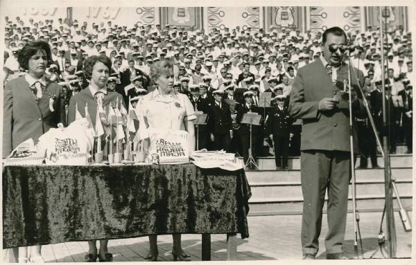 Tartu juubelilaulupidu, kõneleb Johannes Lott. Tagavasakult  Elvi Alekand, M. Miljan, Jürimäe. 1969