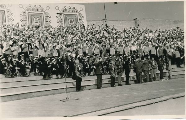 Juubelilaulupidu Tartus 1969a. Esinevad ühendatud meeskoor ja puhkpilliorkester.