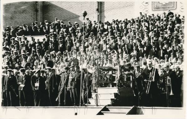 Juubelilaulupidu Tartus 1969a. Esinevad ühendatud meeskoor ja puhkpilliorkester.