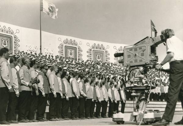 Tartu juubelilaulupidu. Esinevad ühendatud meeskoorid, teleoperaator televisioonikaamera taga. 1969