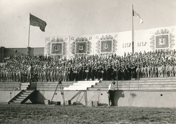 Juubelilaulupidu Tartus 1969a. Esinevad ühendatud mees- ja poistekoorid.