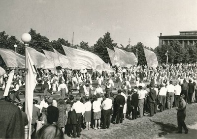 Tartu juubelilaulupidu, rongkäik Oktoobri puiesteel, taga paremal turuhoone. 1969  similar photo