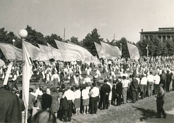 Tartu juubelilaulupidu, rongkäik Oktoobri puiesteel, taga paremal turuhoone. 1969