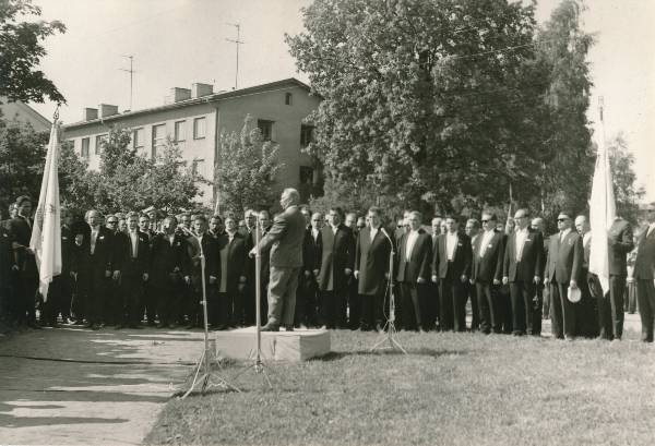 Juubelilaulupidu Tartus 1969a. Esineb Kõrgemate Koolide Lõpetanute Meeskoor.
