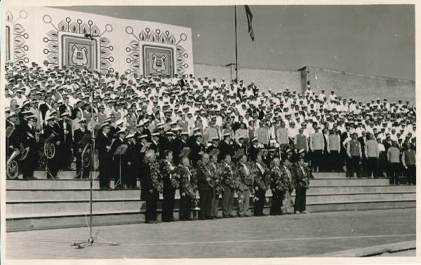 Juubelilaulupidu Tartus 1969a. Esinevad ühendatud meeskoorid.