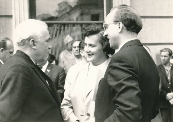Tartu juubelilaulupidu: Gustav Ernesaks (vasakul) vestleb poistekoori dirigendi Anne Pajupuuga (Anne Pajupuu). 1969