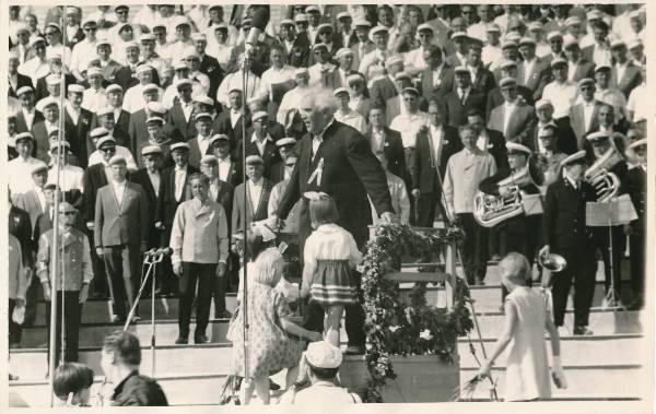 Tartu juubelilaulupidu. Esinevad ühendatud meeskoorid, dirigendipuldis Gustav Ernesaks. 1969