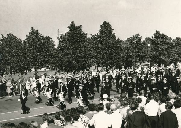 Juubelilaulupidu Tartus 1969a. Puhkpilliorkester rongkäigus.