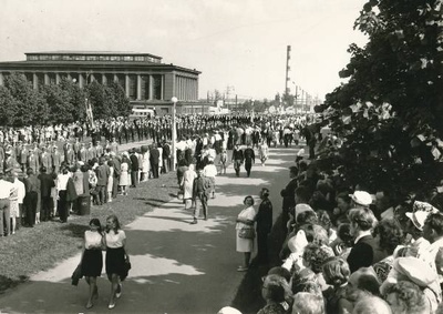 Tartu juubelilaulupidu. Rongkäik Oktoobri puiesteel, taga vasakul turuhoone. 1969  similar photo