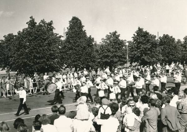 Tartu juubelilaulupidu, rongkäik Oktoobri puiesteel. Puhkpilliorkester teel. 1969
