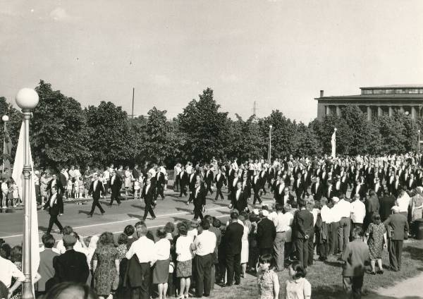 Tartu juubelilaulupidu, rongkäik Oktoobri puiesteel. Meeskoorid teel. 1969