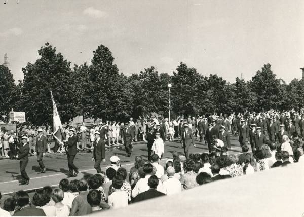 Tartu juubelilaulupidu, rongkäik Oktoobri puiesteel. Ees Tallinna Polütehnilise Instituudi Meeskoor. 1969