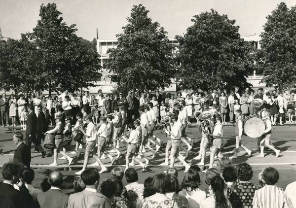Tartu juubelilaulupidu, rongkäik Oktoobri puiesteel.  Poiste puhkpilliorkester teel. 1969