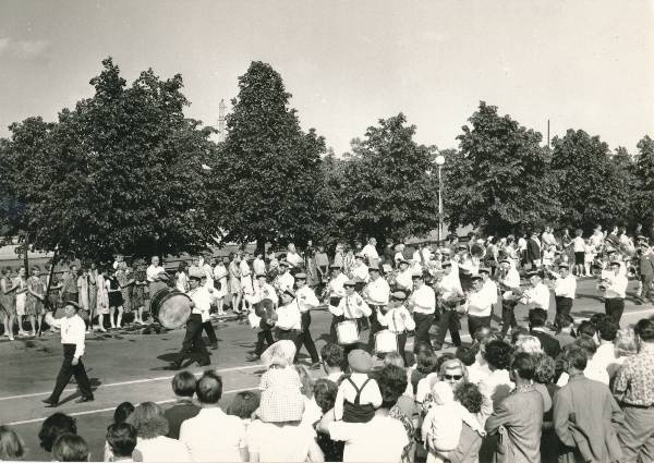 Tartu juubelilaulupidu, rongkäik Oktoobri puiesteel. Puhkpilliorkester teel. 1969
