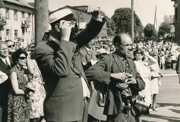 Tartu juubelilaulupidu, rongkäik. Ees pildistab kaks fotograafi. 1969