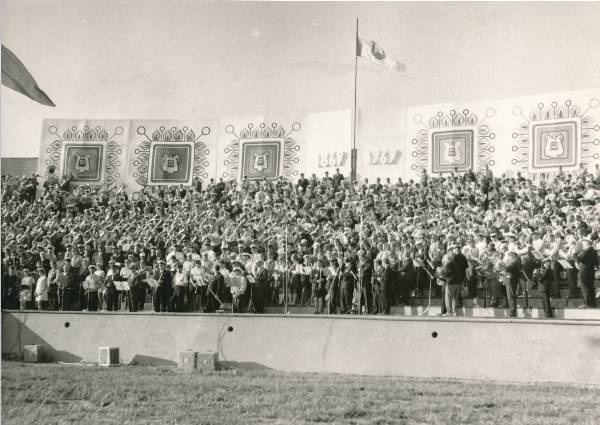 Juubelilaulupidu Tartus 1969a. Esinevad ühendatud puhkpilliorkestrid.