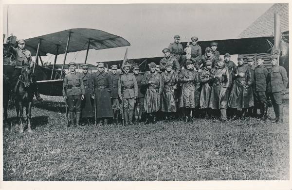 Grupifoto. Tartu eskadrilli meeskond lennuki taustal 1925a.