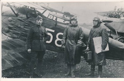 Grupifoto. Kolm eskadrilli liiget lennuki taustal 1925a.  duplicate photo