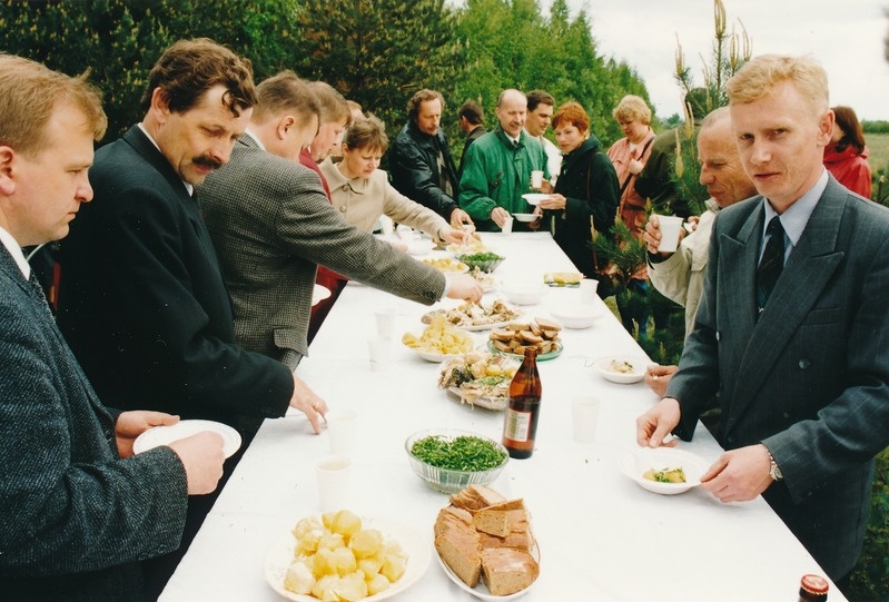 Piirissaare: Tartu maavanem koos kaaskonnaga saarel külas.  Tartumaa, 1998.