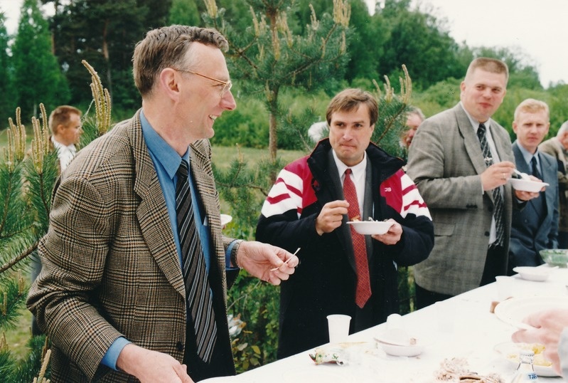Piirissaare: Tartu maavanem Jaan Õunapuu (keskel)  koos kaaskonnaga saarel külas. Vasakul Roman Mugur. Tartumaa, 1998.