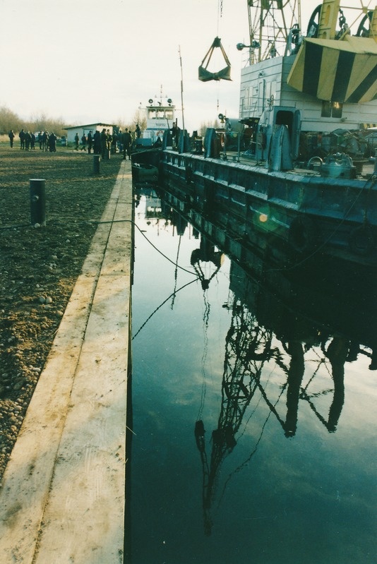 Piirissaare sadam: kanali süvendaja (ees) ja reisilaev (liinilaev). Tartumaa, 1998.