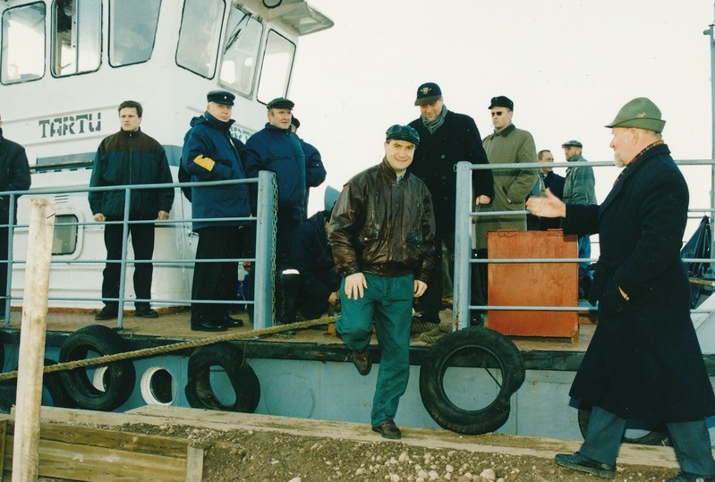 Piirissaare sadam: Tartu maavanem Jaan Õunapuu (keskel) koos kaaskonnaga saarel külas. Tartumaa, 1998.