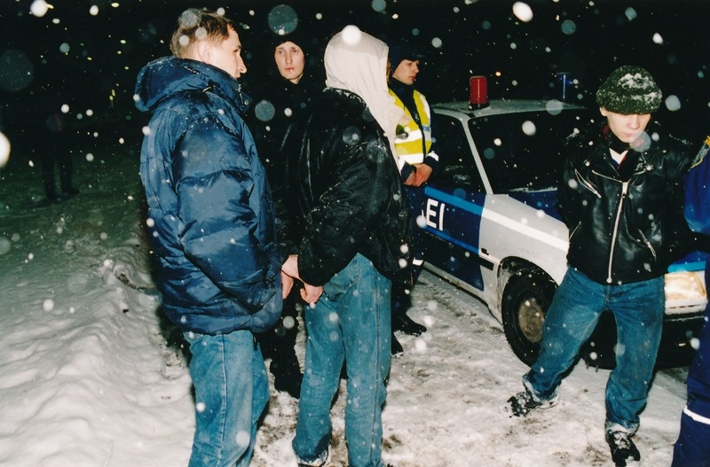 Politseireid, politsei poolt kinnipeetud autosõitjad. Tartu, 2000.