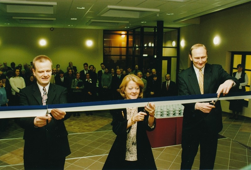 Tartu  ülikool: Paabeli keeltemaja avamine.  Vasakult Jaan Ross, Elisabeth Bonnier, Jaak Aaviksoo. 1998