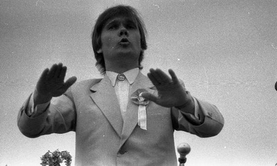 Negatiiv. Tartu linna ja rajooni laulu- ja tantsupidu Tartus 1987. A. Nilsoni kogu. R. Leppoja dirigeerimas.  similar photo