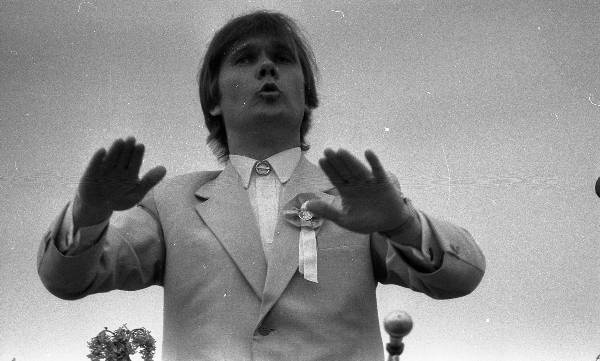 Negatiiv. Tartu linna ja rajooni laulu- ja tantsupidu Tartus 1987. A. Nilsoni kogu. R. Leppoja dirigeerimas.