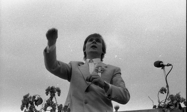 Negatiiv. Tartu linna ja rajooni laulu- ja tantsupidu Tartus 1987. A. Nilsoni kogu. R. Leppoja dirigeerimas.
