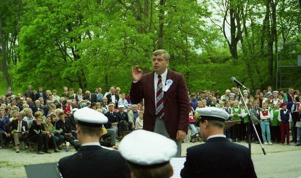 Fotonegatiiv. XIX meestelaulupäev  Kuressaares 6. juunil 1998.a. Ants Soots.